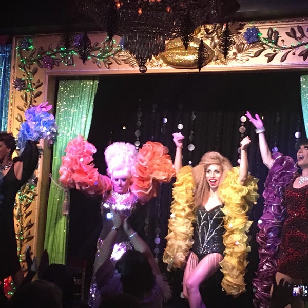 Foto scattata a Lips Drag Queen Show Palace, Restaurant &amp; Bar da Sotiris il 11/26/2015