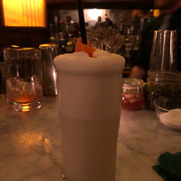 The bartenders truly know their craft. Ordered a Ramos gin fizz (before it got crowded) and had the merengue float so high... with no muffin top. The vibe was chill too