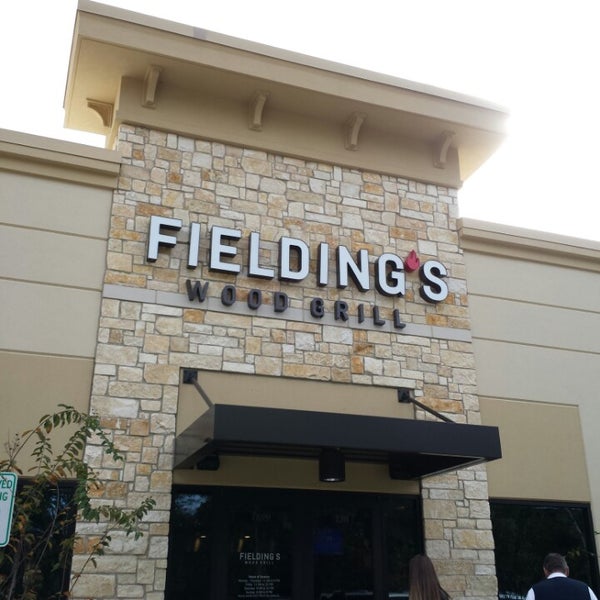 11/8/2013にChris R.がFielding&#39;s Wood Grillで撮った写真