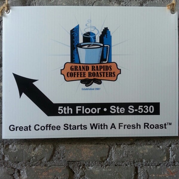 5/25/2013 tarihinde Hutch S.ziyaretçi tarafından Grand Rapids Coffee Roasters'de çekilen fotoğraf