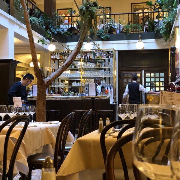 Foto tirada no(a) Le Café du Commerce por Ewan M. em 4/17/2019