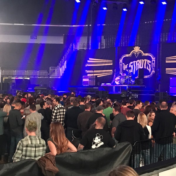 Foto scattata a INTRUST Bank Arena da Eazy il 11/14/2017
