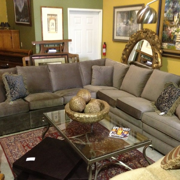 Foto tomada en Invio Fine Furniture Consignment  por Eazy el 3/3/2013