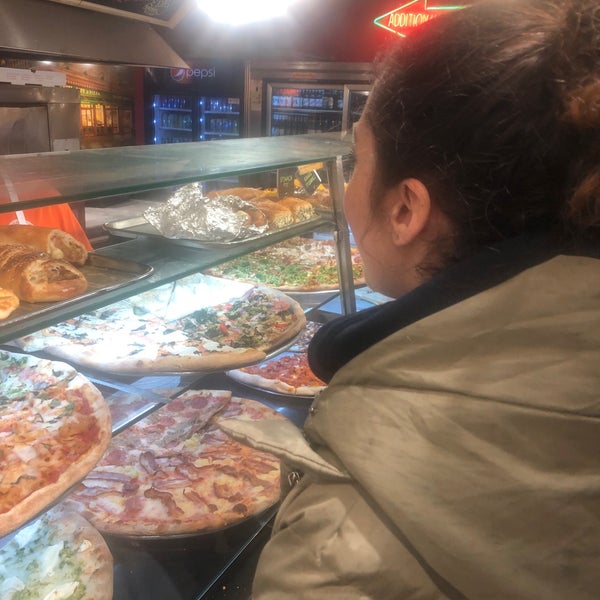 2/7/2019 tarihinde Mackenzie K.ziyaretçi tarafından Ray&#39;s Pizza'de çekilen fotoğraf