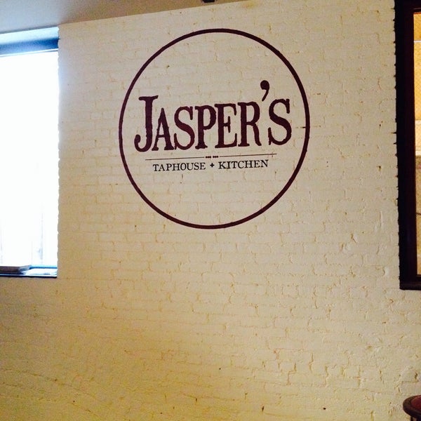 Foto diambil di Jasper&#39;s Taphouse &amp; Kitchen oleh Jasper&#39;s Taphouse &amp; Kitchen pada 3/8/2014