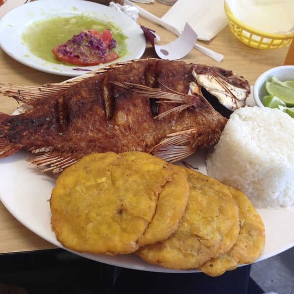 Foto diambil di La Pequeña Colombia Bakery &amp; Restaurant oleh Angelica F. pada 1/22/2014