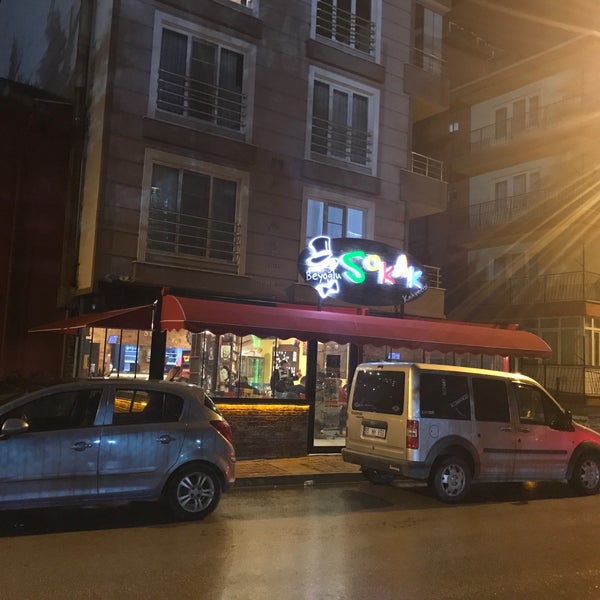 Foto scattata a Beyoğlu Sokak Kahvecisi da Onur Y. il 3/11/2017