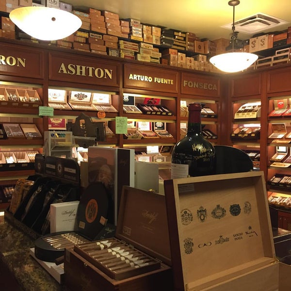 Das Foto wurde bei Jerri&#39;s Tobacco Shop &amp; Fine Wine von Scott D. am 9/25/2015 aufgenommen