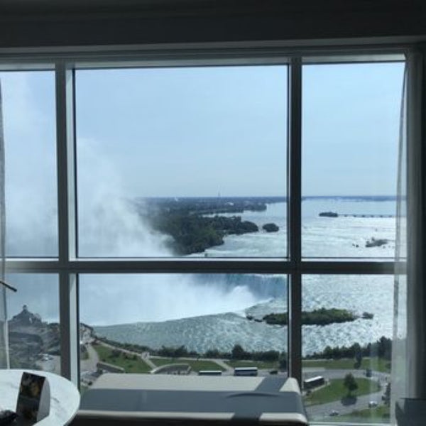 รูปภาพถ่ายที่ Niagara Falls Marriott on the Falls โดย yRa G. เมื่อ 9/15/2019