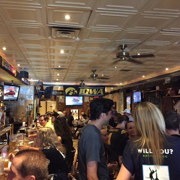 Foto tirada no(a) Quinn&#39;s Bar &amp; Grill por Brando G. em 9/5/2015