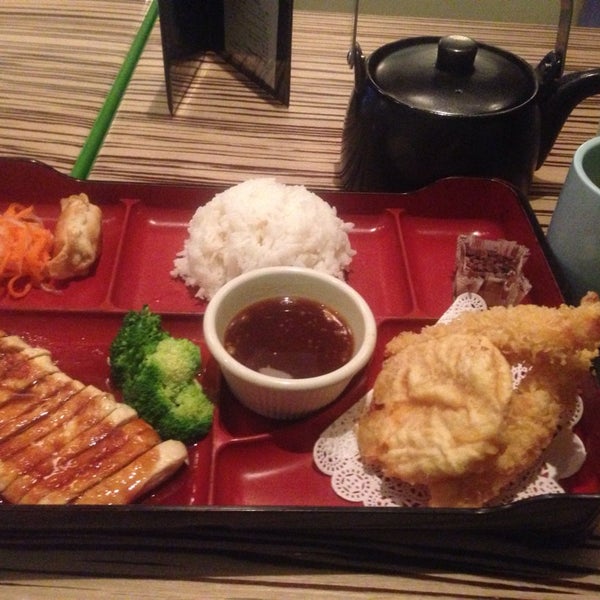 Снимок сделан в Sushi Yama Asian Bistro пользователем Stacy G. 9/30/2014