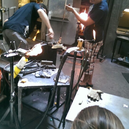 5/22/2014にRahul M.がSeattle Glassblowing Studio &amp; Galleryで撮った写真