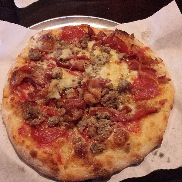 6/23/2013 tarihinde Adam R.ziyaretçi tarafından Hearth Pizza Tavern'de çekilen fotoğraf