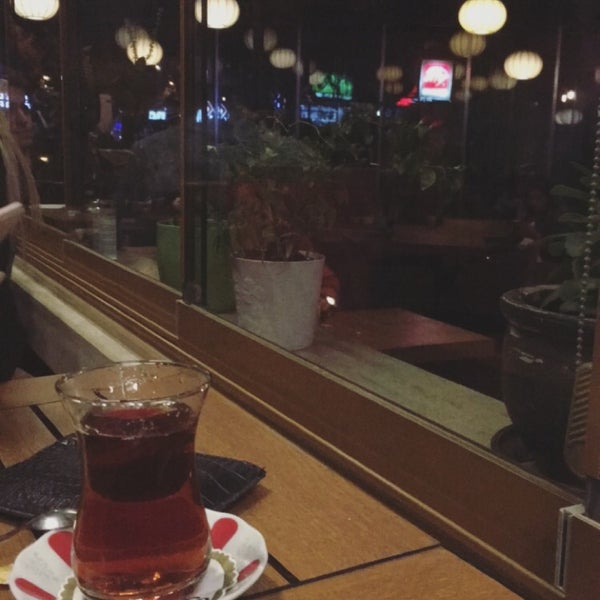 Das Foto wurde bei arkabahçe kafe | mutfak von Rabia E. am 9/28/2017 aufgenommen