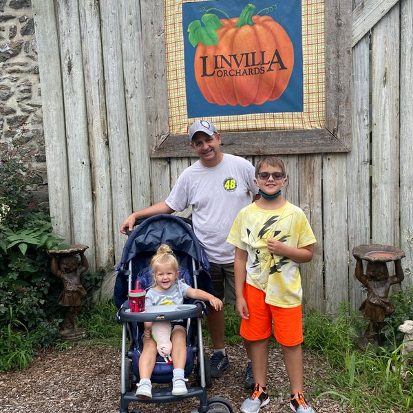 Photo taken at Linvilla Orchards by Beernie H. on 9/5/2021
