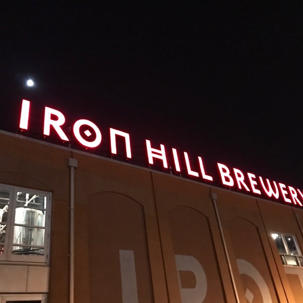 รูปภาพถ่ายที่ Iron Hill Brewery &amp; Restaurant โดย Beernie H. เมื่อ 12/7/2019