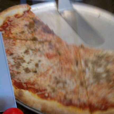 6/26/2012にRoger N.がYaghi&#39;s New York Pizzeriaで撮った写真