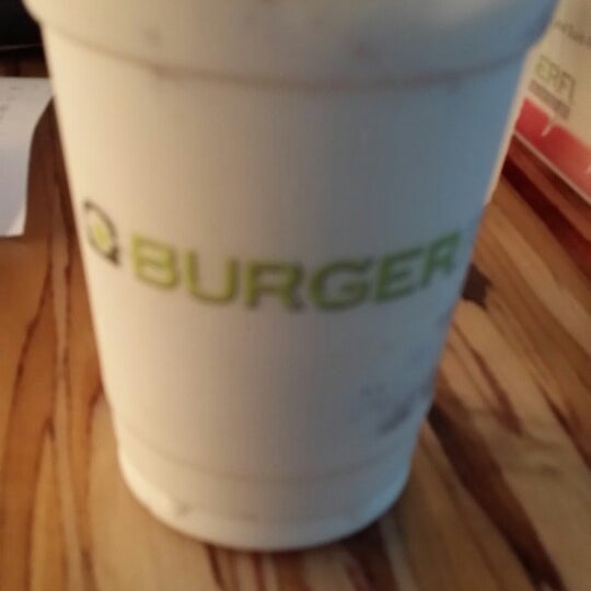 Foto diambil di BurgerFi oleh Darlene D. pada 3/27/2014