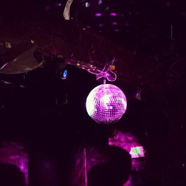 4/19/2014 tarihinde Allier Z.ziyaretçi tarafından Holy Cow Nightclub'de çekilen fotoğraf