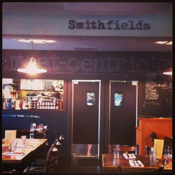 รูปภาพถ่ายที่ Smithfields Restaurant &amp; Bar โดย Licking the Plate เมื่อ 12/28/2012