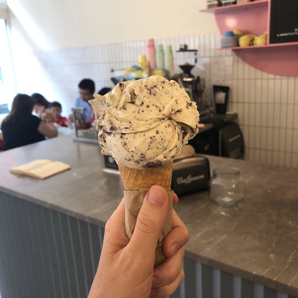 Das Foto wurde bei Van Leeuwen Artisan Ice Cream von Sara G. am 6/1/2019 aufgenommen