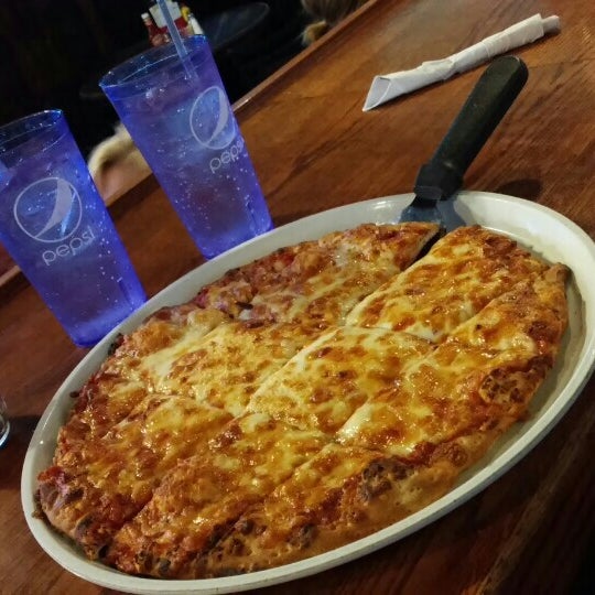 Photo taken at Oscar&#39;s Pizza &amp; Sports Grille by Julio W. on 4/18/2016