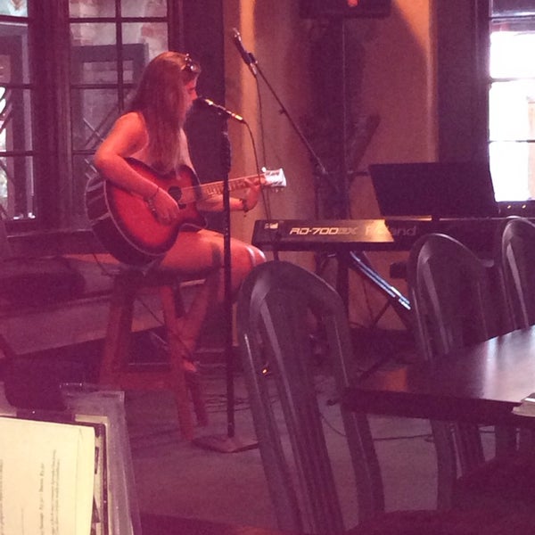 Foto tomada en Hennessey&#39;s Tavern  por Joyce D. el 7/22/2014