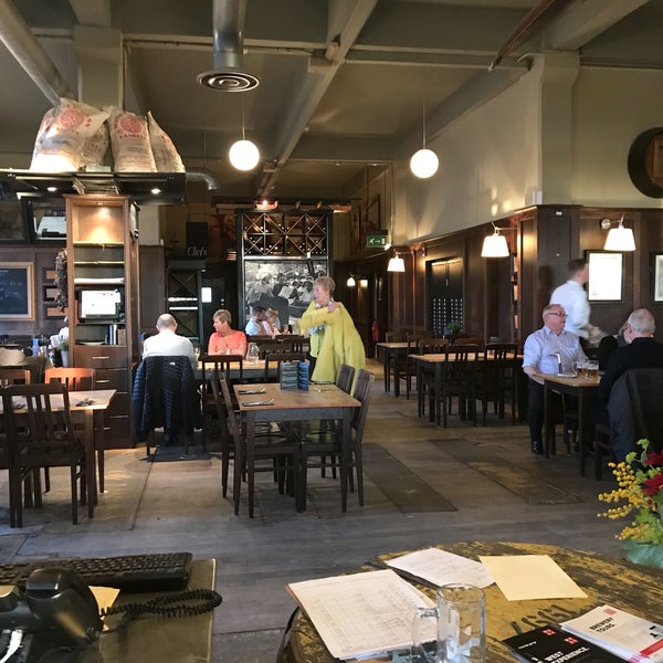 3/25/2018에 Weifang Z.님이 WEST Brewery, Bar &amp; Restaurant에서 찍은 사진