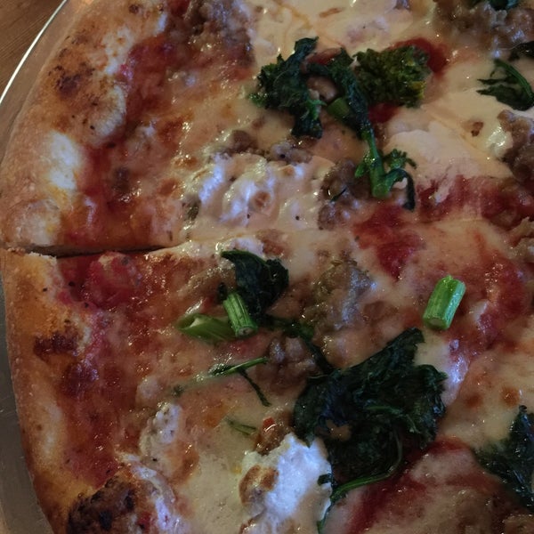 3/20/2015 tarihinde ShAi D.ziyaretçi tarafından Evil Olive Pizza &amp; Bar'de çekilen fotoğraf