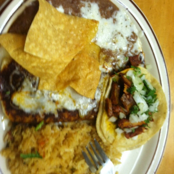 Foto diambil di Dos Burritos Mexican Restaurant oleh josh l. pada 1/6/2013