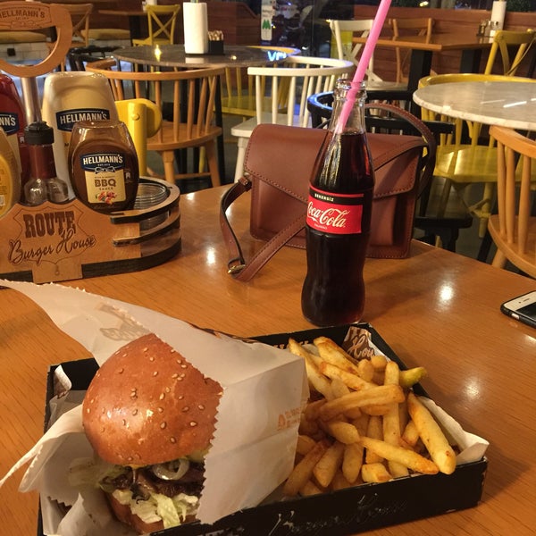 Foto tomada en Route Burger House  por Dilek el 11/24/2019