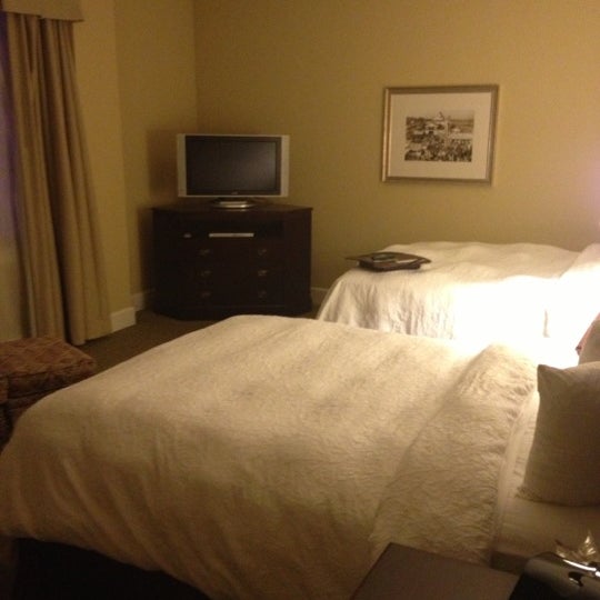 Foto diambil di Hampton Inn &amp; Suites oleh &quot;  Thomas D. pada 10/17/2012