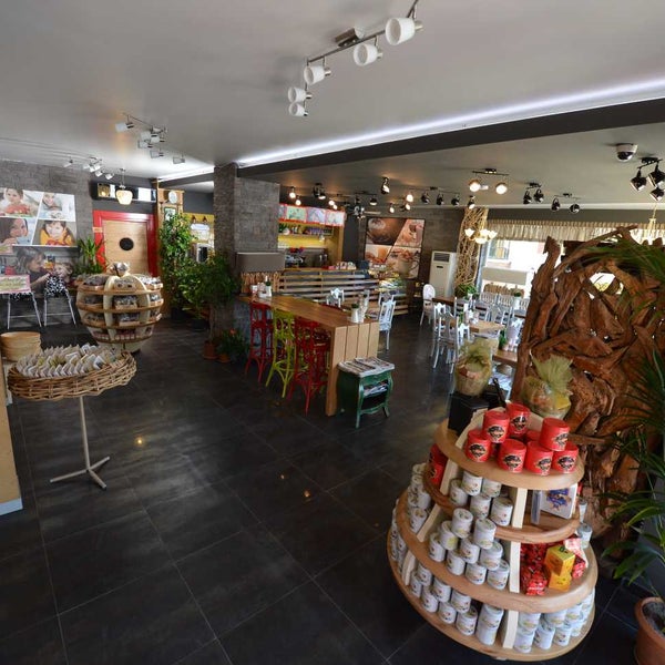 3/10/2014 tarihinde Taze Kuru Shop &amp; Cafeziyaretçi tarafından Taze Kuru Shop &amp; Cafe'de çekilen fotoğraf