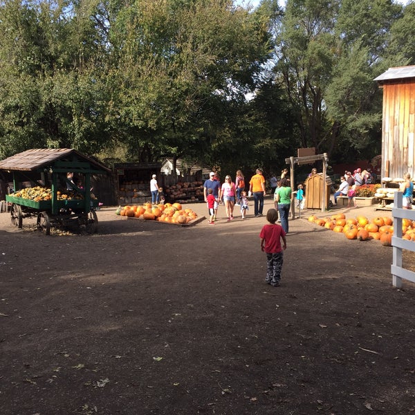 Photo taken at Vala&#39;s Pumpkin Patch &amp; Apple Orchard by Robert M. on 10/17/2016