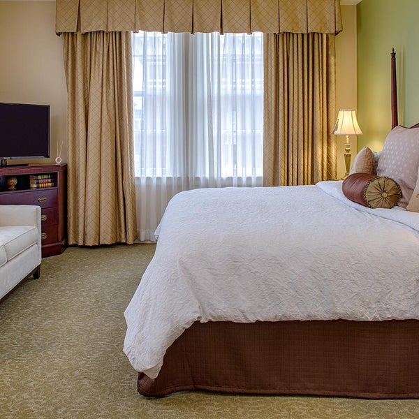 Foto diambil di Hampton Inn &amp; Suites oleh Hampton Inn &amp; Suites pada 9/9/2014