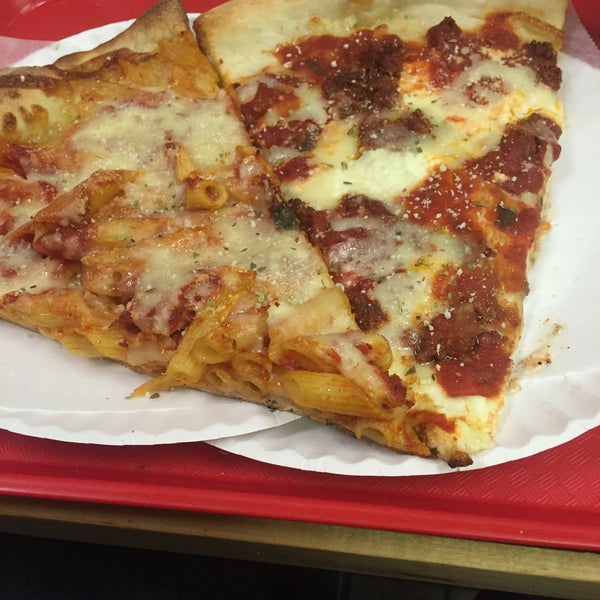 Foto tirada no(a) Underground Pizza por 🅱️🅿️ em 3/4/2015