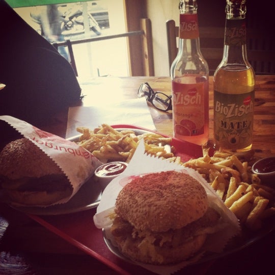 11/26/2012にMahriah Z.がYellow Sunshine Burgerで撮った写真