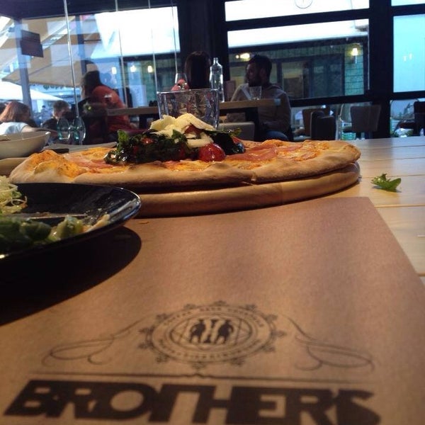 Foto tirada no(a) Brother&#39;s Pizza Bar por Panos V. em 4/1/2014
