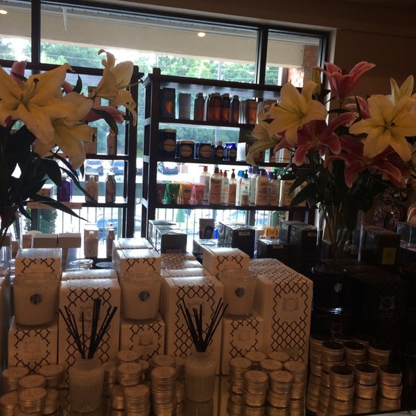 Come check out the amazing white and black Aquiesse candles and diffusers at NB Buckhead they really open up a room!
