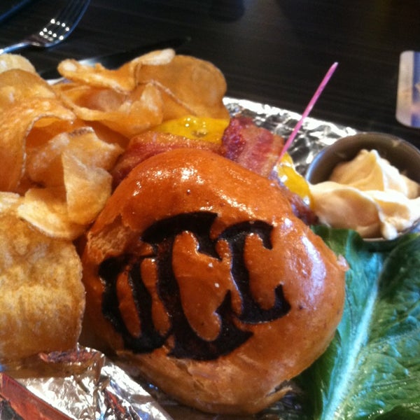 Foto scattata a OCC Cafe da Theresa 🤘 C. il 12/22/2012