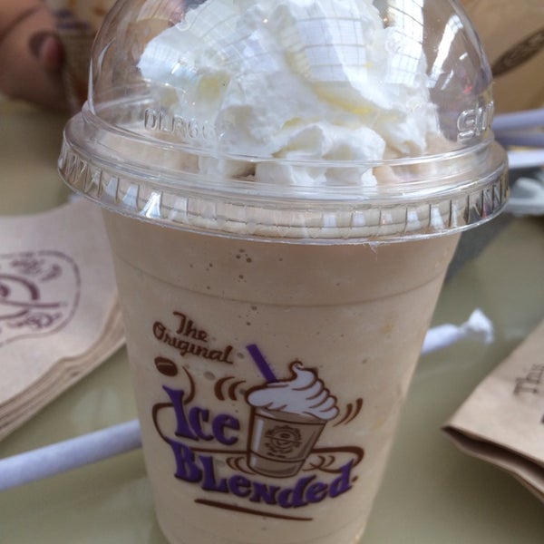 Photo taken at The Coffee Bean &amp; Tea Leaf by Patrize E. on 8/2/2014