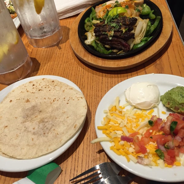 Photo taken at Chili&#39;s Grill &amp; Bar by Meltem A. on 9/7/2015