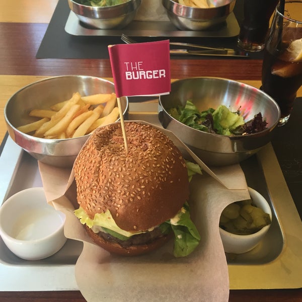 Foto tirada no(a) The Burger por Elena V. em 6/7/2015