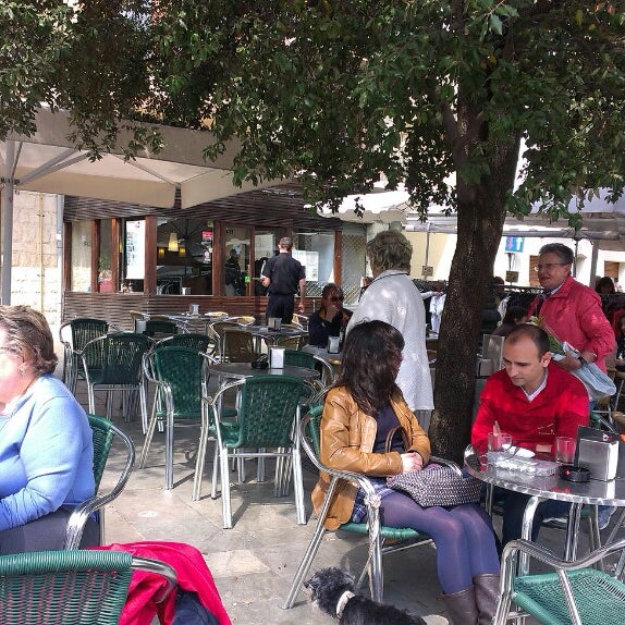 Foto diambil di El Mesón Bar Restaurant oleh Josias V. pada 3/20/2014