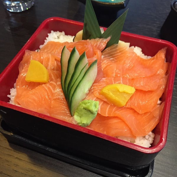 Photo taken at Sushi Waka by Boy o. on 3/23/2015