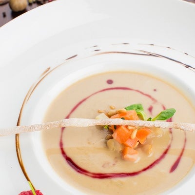 Для соблюдающих пост вкусное и полезное решение - крем-суп из каштанов с малиной, тар-таром из корня сельдерея с морковью и кедровыми орехами.