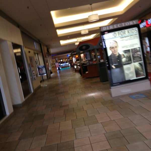 Foto tirada no(a) Knoxville Center Mall por Bill C. em 3/23/2013