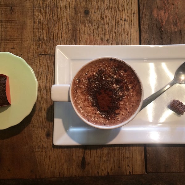 Capuccino muito bom. Há dezenas de sabores de brigadeiro também. A dúvida na hora de escolher é enorme. O lugar é pequeno mas aconchegante.