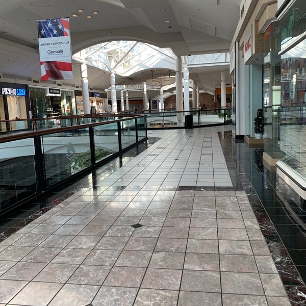 รูปภาพถ่ายที่ The Mall at Fairfield Commons โดย Michael B. เมื่อ 7/26/2019