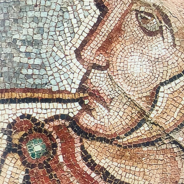 Mosaicos romanos de gran calidad, horario continuo, visitas guiadas gratuitas, servicio de cafetería y accesible 100%. Una de las mejores villas romanas del mundo! ;-)